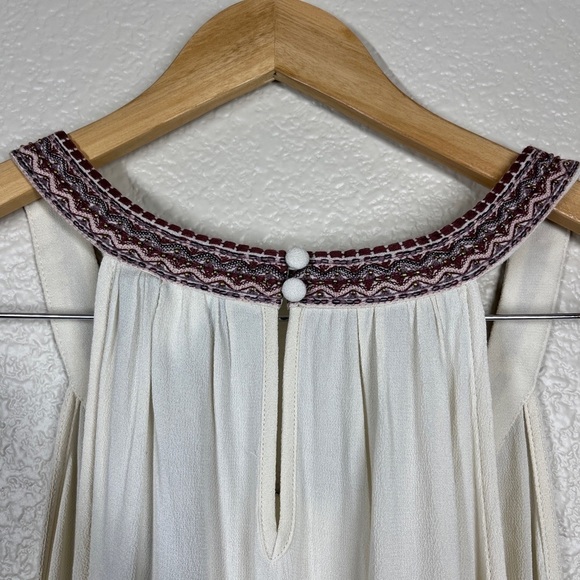Torrid Blouse Ivory High Neck Crepe Sleeveless Tank Embroidered Modern Sz 2 NWT - Picture 5 of 6